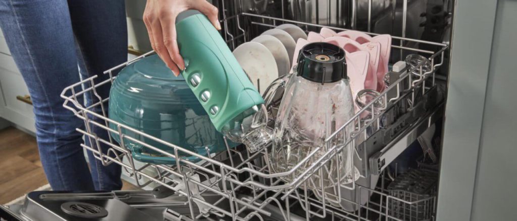 le lavage du filtre du lave-vaisselle dans l'évier