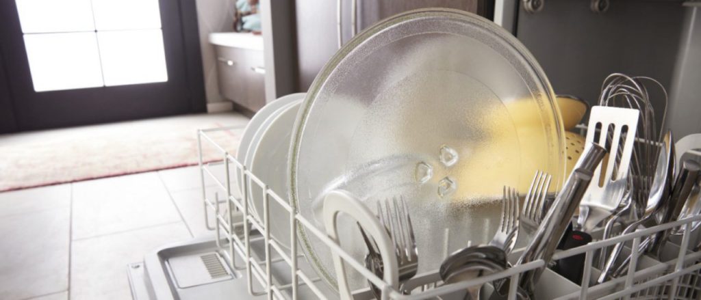 le lavage du filtre du lave-vaisselle dans l'évier